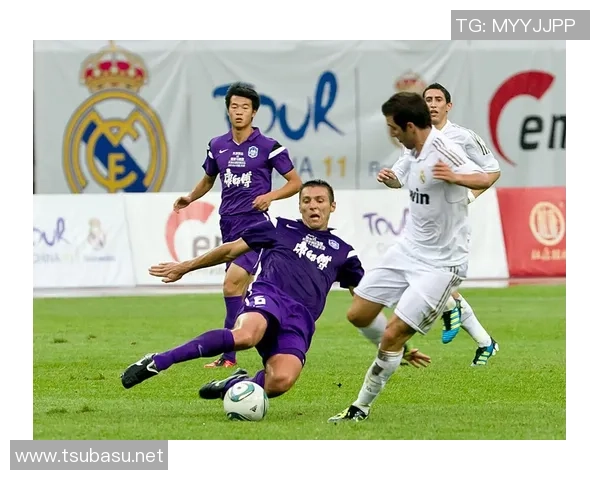 泰国国王与足球明星亲密合影展现友谊与体育精神的完美结合