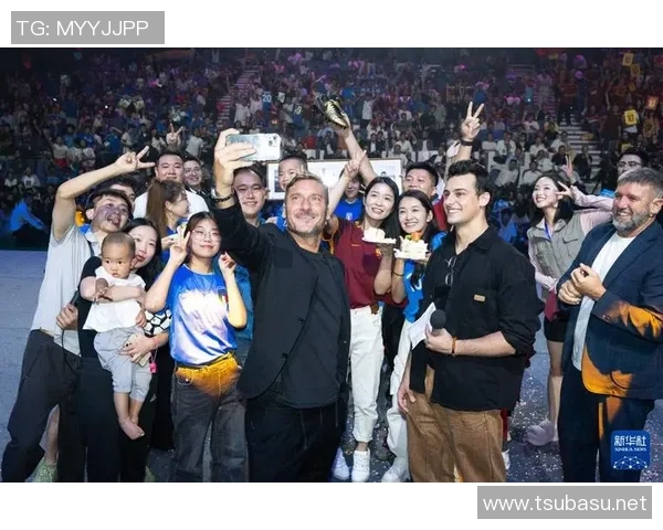 足球明星下大巴背包引发热议背后故事揭秘与球迷互动的温馨瞬间 足球明星下大巴背包引发热议背后故事揭秘与球迷互动的温馨瞬间