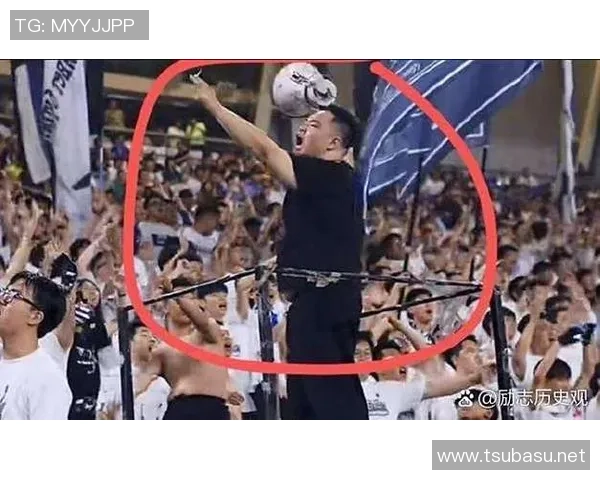 足球明星在比赛中意外被绊倒瞬间引发热议球迷纷纷讨论其表现与裁判判罚 足球明星在比赛中意外被绊倒瞬间引发热议球迷纷纷讨论其表现与裁判判罚