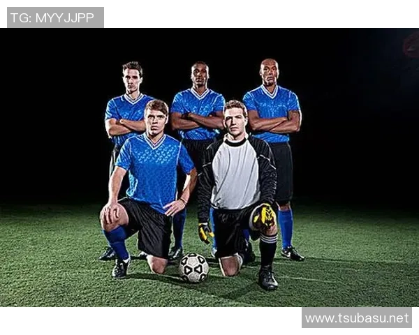 足球明星简约风格图片欣赏与分享让我们一起领略球场上的魅力与风采 足球明星简约风格图片欣赏与分享让我们一起领略球场上的魅力与风采