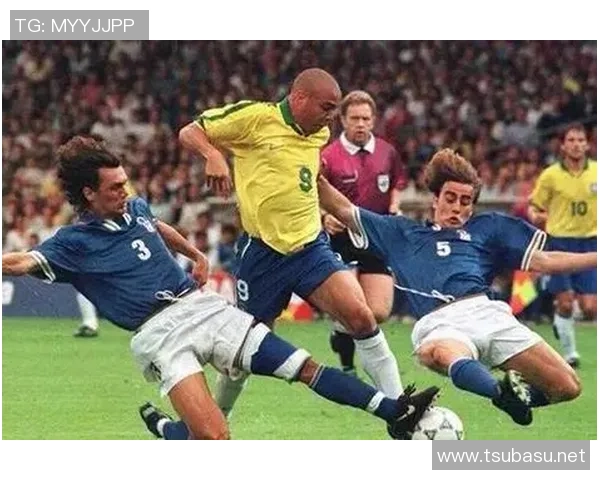 黑白经典足球明星瞬间回顾展现传奇球员的风采与激情